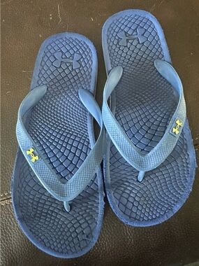 Under Armour Beige and Navy Textured Flip Flops size 5/6Y